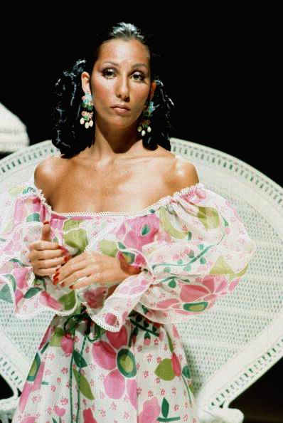 Cher looks stunning in this pretty off-the-shoulder, floral floor-length dress with complimentary hair piece. Love it! Cher 70s Outfit, Young Cher, Cher 70s, Cher Fashion, Cher Looks, Cher Show, Cher Outfits, Cher Photos, 70s Outfits