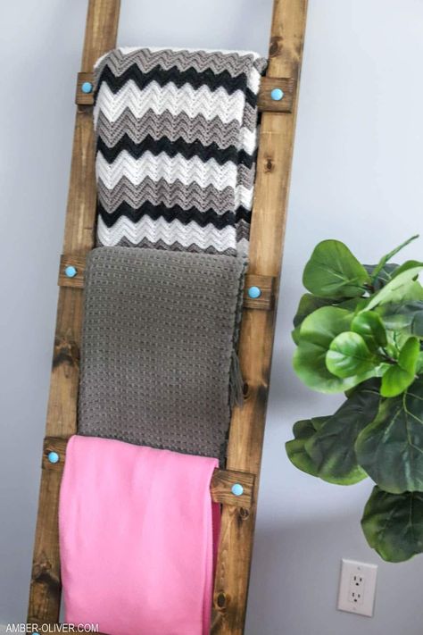 How to make a super simple DIY blanket ladder! This is an excellent living room blanket storage idea! How To Make Blanket Ladder, Diy Ladder Blanket Holder, Living Room Blanket Storage, Blanket Storage Ideas, Ladder Diy, Wood Blanket Ladder, Wooden Blanket Ladder, Blanket Holder, Quilt Ladder