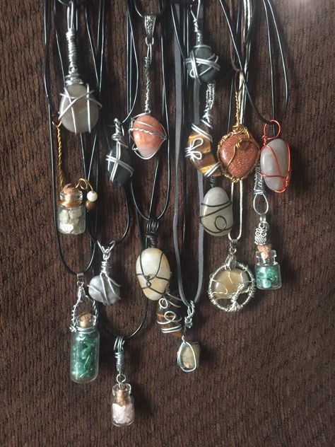 Cute Crystal Necklaces, Witchcore Accessories, Crowcore Jewelry, Wrapped Crystals, Diy Moss, Jewelry Hippie, Indie Jewelry, Rock Jewelry, Dope Jewelry