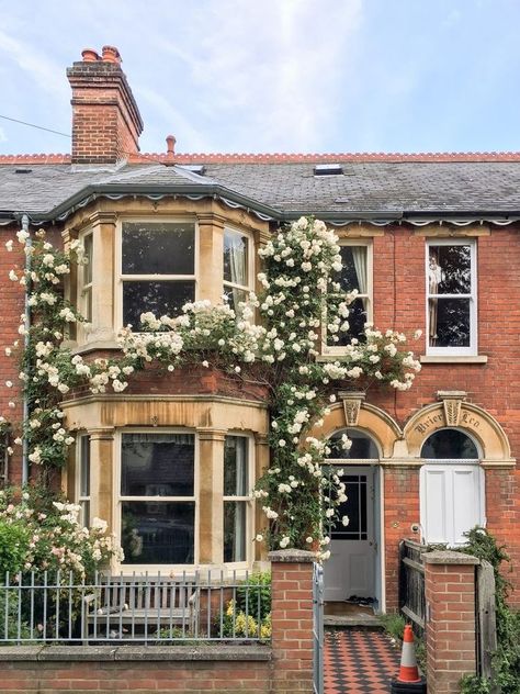 Cute Terrace House, England Flat Interior, Terraced Houses Architecture, Dream House England, English Apartment Exterior, Victorian Homes England, House In London Aesthetic, Edwardian House Exterior Uk, British Apartment Exterior