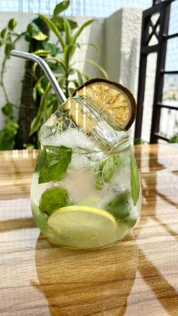 Ronak Choudhary on Instagram: "Virgin Mojito 🍋 🍃// full recipe👇🏻 🍃 . 5-6 min leaves 🍃 . 3-4 lemon slice 🍋 . Salt 🧂 and powdered sugar . Lemon juice 🍋 . Ice cubes 🧊 . Water 💦 . Soda/sprite 🥤 🍃 . Add mint leaves, lemon slice , sugar and salt , lemon juice in a glass and muddle it . Add ice cubes . Add water . Top it up with soda/ sprite . Mix it well and enjoy 😉 🍃 #virginmojito #mojito #mojitotime #mojitorecipe #lemonade #mint #mocktails #mocktailrecipe #mocktailrecipes #mocktailsan Sprite Mojito Recipe, Cocktail With Mint Leaves, Lemonade With Mint Leaves, Mint Mojito Mocktail, Pineapple Mint Mojito, Mocktail Bar, Virgin Mojito, Lemon Drink, Mojito Recipe