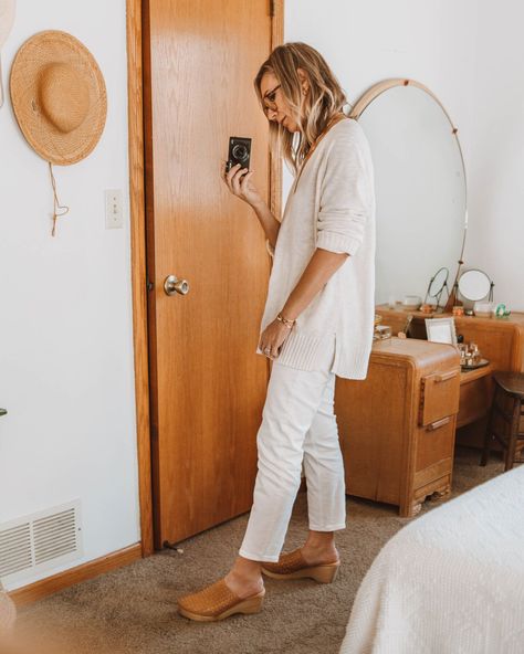 No 6 Clogs Outfit, Stegmann Clogs Outfit, Dansko Clogs Outfit Jeans, White Slip On Shoes Outfit, White Clogs Outfit, Tan Clogs Outfit, Wooden Clogs Outfit, Clogs Outfit Summer, Swedish Clogs Outfit