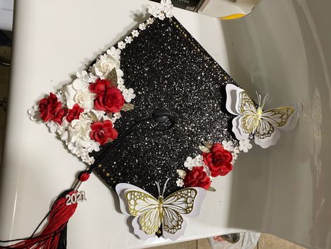 Red Cap Decoration, Red Cap Ideas For Graduation, Red Cap Decoration Graduation, Graduation Red Cap Designs, Black Grad Cap Ideas, Grad Cap Inspo Aesthetic, Red Grad Cap Ideas, Burgundy Graduation Cap Decoration, Red Graduation Cap Designs