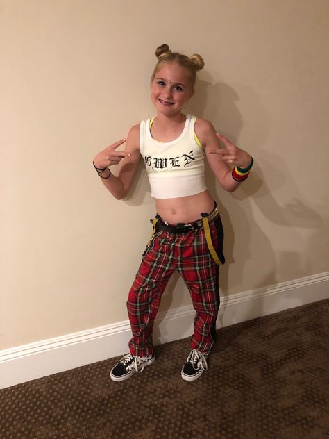 Gwen Stefani Costume Gwen Stefani Concert Outfit Ideas, 90s Pop Star Costume, Gwen Stefani Costume Halloween, Gwen Stefani 90s Outfits, Gwen Stefani Concert Outfit, Gwen Stefani Halloween Costume, Famous Musicians Costumes, Famous Singer Costumes, Gwen Stefani Costume