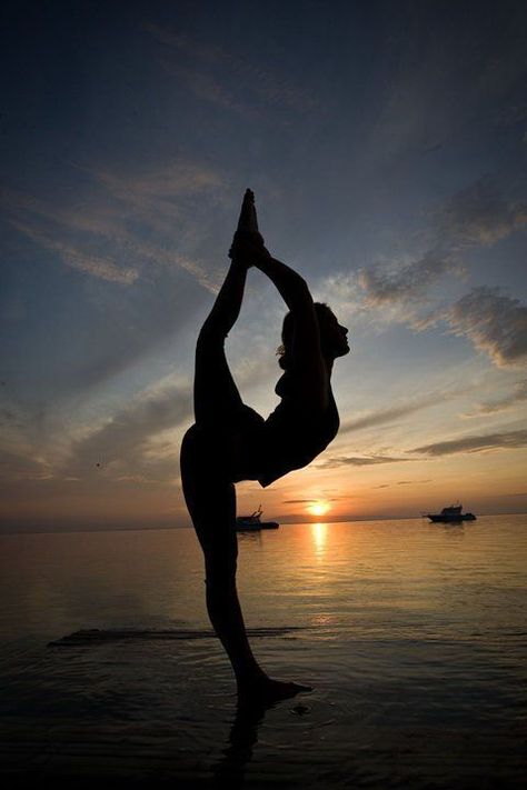 Yoga On The Beach, Yoga Nature, Dancer Photography, Dance Photography Poses, Gymnastics Poses, Gymnastics Photography, Bridge Pose, Bikram Yoga, Beach Yoga