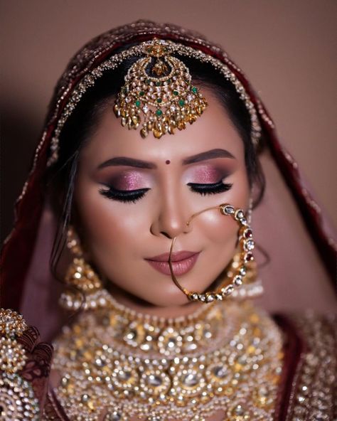 Indian Party Makeup, Bride Pic, Indian Bride Photography, Bridal Makeup Tutorial, Indian Bride Photography Poses, Batman Suit, Saree Beautiful, Hand Chain Jewelry, Bridal Makeup Images