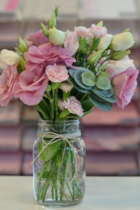 Easter Dinner Menu Ideas, Mason Jar Flower Arrangements, Vases Ideas, Easter Spring Decor, Dinner Menu Ideas, Mason Jar Flowers, Paper Vase, Vase Crafts, Pink Vase