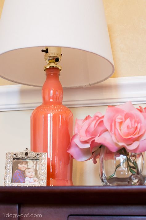 DIY Painted Bottle Lamp Upcycle, absolutely love how these turned out! And the coral color (Sherwin Williams Ardent Coral) is fabulous! Diy Bottle Lamp, Recycled Lamp, Old Glass Bottles, Diy Lampe, Painted Bottle, Lampe Decoration, Glass Bottle Crafts, Bottle Lamp, Old Bottles