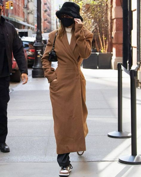 How To Style A Bucket Hat This Winter How To Style A Bucket Hat, Kendall Jenner Outfits Casual, Bucket Hat Outfit, Kendall Jenner Street Style, Kendall Style, Hat Outfit, Kendall Jenner Outfits, Jenner Outfits, Jenner Style