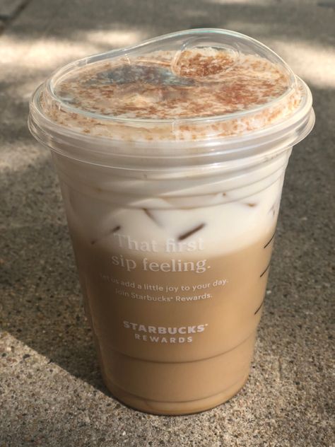 Iced Chai, How To Order Starbucks, Starbucks Drinks Recipes, Coffee Obsession, Vanilla Girl, Ice Coffee, Starbucks Recipes, Pretty Drinks, Think Food