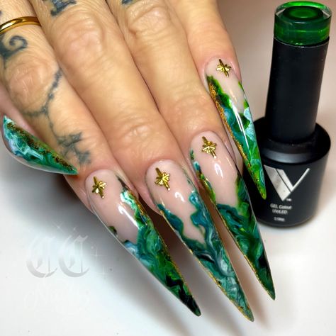 Marble Stilleto Nails Designs, Poison Ivy Nail Art, Vine Acrylic Nails, Medium Stilleto Nails Design, Gothic Green Nails, Green Encapsulated Nails, Wicked Witch Nails, Green Nails Acrylic Long, Fall Nails Stilleto