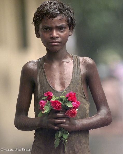 ...with flowers at funeral of Mother Teresa, Calcutta, India Street Urchin, Memories Art, A Bouquet Of Flowers, India People, Indian Inspired, We Are The World, Mother Teresa, Waiting In Line, People Of The World