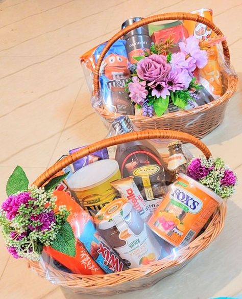 Packing Basket Ideas, Birthday Return Gift Hampers, Food Hampers Packaging Basket Ideas, Room Hampers For Indian Weddings, Basket Hamper Packing Ideas, Cane Baskets Decoration Ideas, Eid Basket, Hamper Packing, Room Hampers