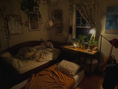 Comfy Pics Aesthetic, Dorm Sleepover Aesthetic, Sleepover Room Aesthetic, Dark Oak Room Aesthetic, Cozy Fall Sleepover, Cozy Vintage Bedroom Aesthetic, Vintage Dorm Aesthetic, Cabincore Bedroom, Doctor Bedroom