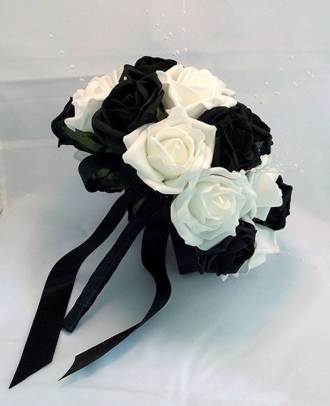 Silver Wedding Flowers, Black Flowers Bouquet, Black And Silver Wedding, Black Rose Bouquet, Origami Bouquet, Dark Wedding Theme, Black Bouquet, Black Wedding Gowns, Black And White Wedding Theme