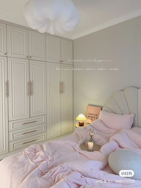 Bedroom Aesthetic Minimalist Pink, Pink And White Modern Bedroom, Pink Simple Bedroom, Minimalist Bedroom Pink And White, Light Pink And White Room, Baby Pink Room, Baby Pink Bedroom, Facial Room Ideas, It Girl Bedroom