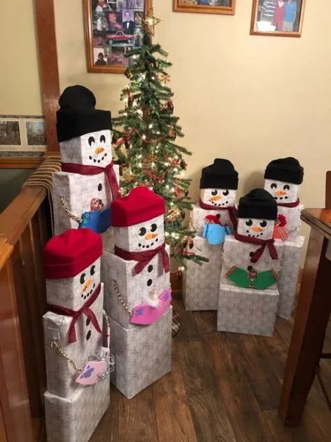 Gift Tower Ideas, Snowman Gift Tower, Diy Snowman Gifts, Crafty Christmas Gifts, Christmas Gift Wrapping Diy, Christmas Gift Themes, Christmas Wrapping Diy, Gift Towers, Creative Christmas Gifts