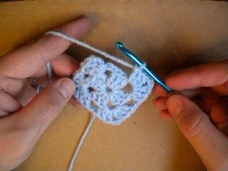 Crochet Granny Square Beginner, Make A Granny Square, Crochet A Granny Square, Cotton Crochet Patterns, Granny Square Crochet Patterns Free, Crochet Granny Square Blanket, Crochet Blocks, Beginner Crochet Projects, Crochet Videos Tutorials