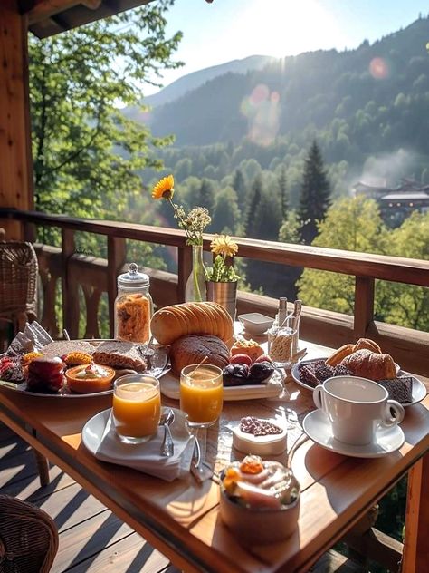 Breakfast On The Balcony, Breakfast Outside Aesthetic, Fancy Breakfast Aesthetic, Outdoor Breakfast, Breakfast Outside, Ideal Lifestyle, Fancy Breakfast, Modern Luxury Bathroom, Italian Breakfast