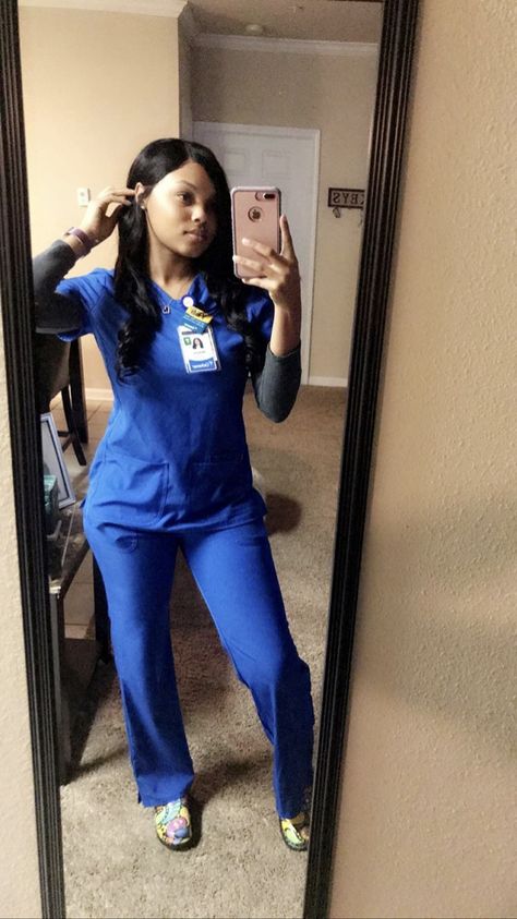 Vet Outfit, Scrubs Aesthetic, Nurse Goals, Nurse Bae, Black Nurses, Nurse Outfit Scrubs, Nursing Goals, Black Nurse, Nursing School Motivation