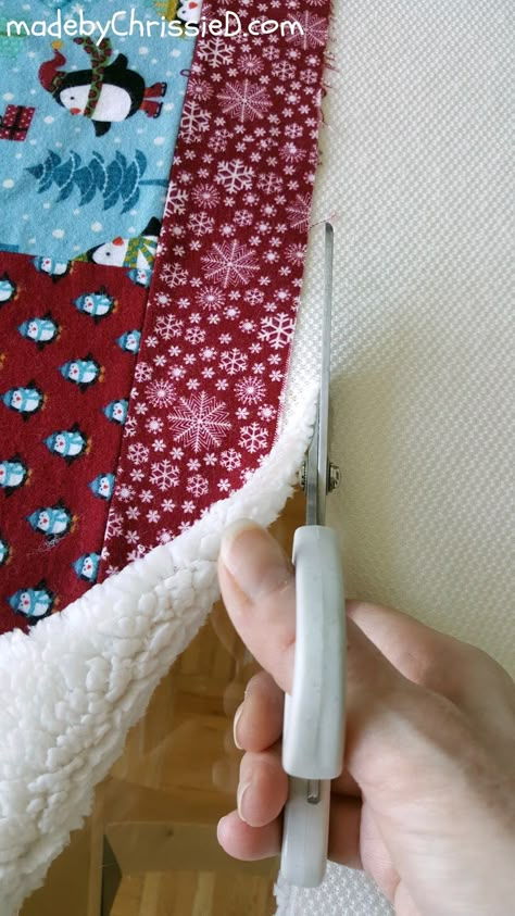 5 Step Guide To A Perfect Minky Quilt Back [Tutorial] Leslie Quilts, Back Tutorial, Binding Ideas, Backing A Quilt, Minky Quilt, Making Quilts, Soft Quilt, Quilt Borders, Quilt Tips