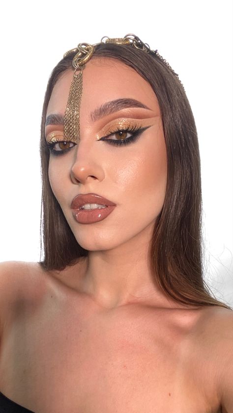 arabic makeup style cut crease Arabian Princess Makeup, Arabic Make Up Eyes, Arabian Night Makeup, Arabic Eyes Makeup, Desert Makeup Looks, Arabic Makeup Looks Arabian Eyes, Arabic Photoshoot, Arab Eye Makeup, Arab Makeup Looks