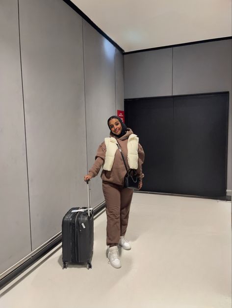 Muslim Airport Outfit, Airport Outfit Modest, Hijab Airport Outfit, Modest Airport Outfit, Hijabi Airport Outfit, Airport Outfit Hijab, Outfit Ideas Hijab, Comfy Airport Outfit, Airport Fit