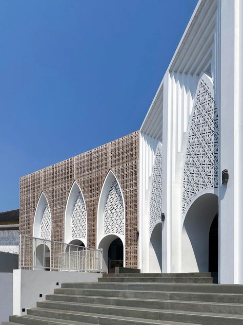 Gallery of Al-Muttaqin Grand Mosque / Andyrahman Architect - 1 Contemporary Mosque, Mosque Design Islamic Architecture, Church Building Design, College Architecture, Mosque Design, Rice Field, Mosque Architecture, Temple Architecture, Landscape And Urbanism