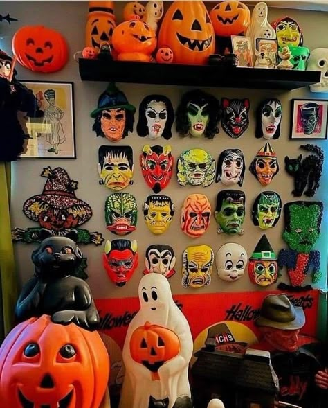 Vintage Halloween Party Ideas, Vintage Decor Pieces, Vintage Halloween Room, 90s Halloween Decor, Halloween Decorations 2023, Vintage Halloween Decorations Indoor, Vintage Halloween Aesthetic Decor, 90s Halloween Decorations, 90’s Halloween