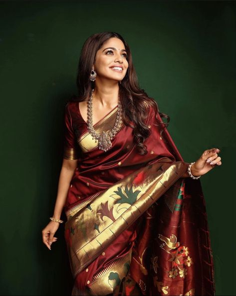 Pooja Sawant, Marathi Bride, Marathi Actress, Indoor Ideas, Indian Flowers, Engagement Pictures Poses, South Indian Sarees, Elegant Wear, Women In India