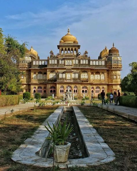 Vijay Vilas Palace, Mandvi, Gujarat, India . Vijay Vilas Palace is a summer palace of Jadeja Maharao of Kutch located on the beach of Mandvi in Kutch, Gujarat, India . . Kutch was a Rajput Princely state of Jadeja dynasty in Gujarat states agency in India during the British Raj . . #gujratdaries #cityviews #explore #travel #tourism #naturelove #beauty #peace #wowclubindia #travelphotography #travelclicks Vijay Vilas Palace, Kutch Gujarat, Rann Of Kutch, Travel Picture Ideas, Buddha Art Painting, Summer Palace, Vintage India, Traditional Houses, Colonial Architecture