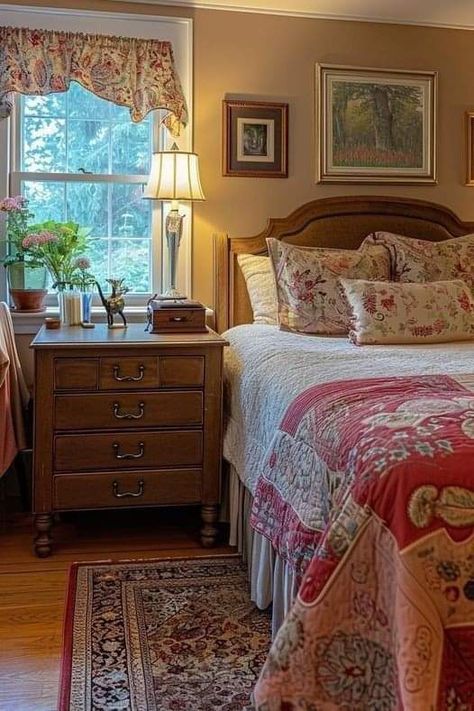 Colorful Vintage Bedroom, Granny Bedroom, Bedroom Ideas Cheap, Cosy Places, English Homes, Cottage Aesthetic, Beautiful Bedroom, Grandma Core, Vintage Bedroom