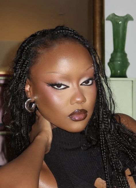 Editorial Makeup Looks Black Women, Eye Shadow On Dark Skin, Dark Skin Glam Makeup, Makeup Looks For Photoshoot, Dark Feminine Makeup Black Women, 90s Makeup Looks Black Women, Futuristic Makeup Looks, Shiny Eye Makeup, Inspi Makeup