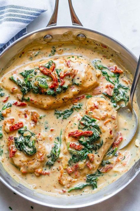 Chicken with Spinach in Creamy Parmesan Sauce - An easy one-pan dish that will wow the entire family for dinner! Chicken With Spinach, Creamy Parmesan Sauce, Creamy Parmesan, Parmesan Sauce, Makanan Diet, India Food, Diet Vegetarian, Health Dinner Recipes, Spinach Stuffed Chicken