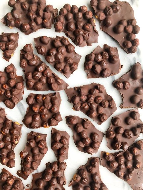 3-ingredient Dark Chocolate Chickpea Bark (vegan) - rachLmansfield Super Easy Desserts, Dessert Simple, Desserts Vegan, Gluten Free Sweet, Bark Recipe, Chickpea Recipes, Healthy Snacks Easy, Chocolate Bark, Vegan Treats