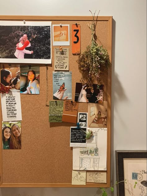 Bulletin Board Office Decor, Photo Wall Cork Board, Earthy Dorm Room Ideas Minimalist, Corkboard Picture Ideas, Memo Board Aesthetic, Cork Board Inspo Aesthetic, Bulletin Boards Bedroom, Note Board Ideas, Bulitin Board Ideas Aesthetic