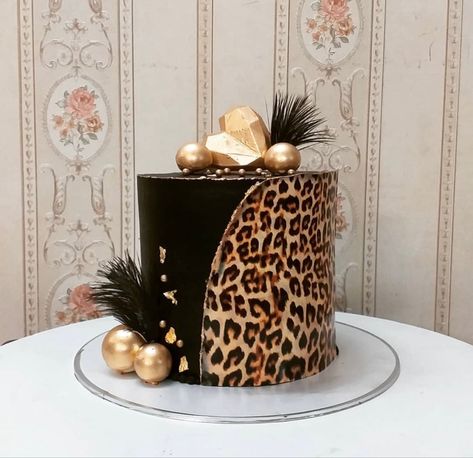 Leopard Cakes Birthday, African Cake Design Ideas, Birthday Cake 39 Years Old, Leopard Birthday Party Ideas Women, Leopard Cake Ideas, Cheetah Print Birthday Cakes, Cheetah Print Cake Ideas, African Birthday Cake, Leopard Theme Birthday Party