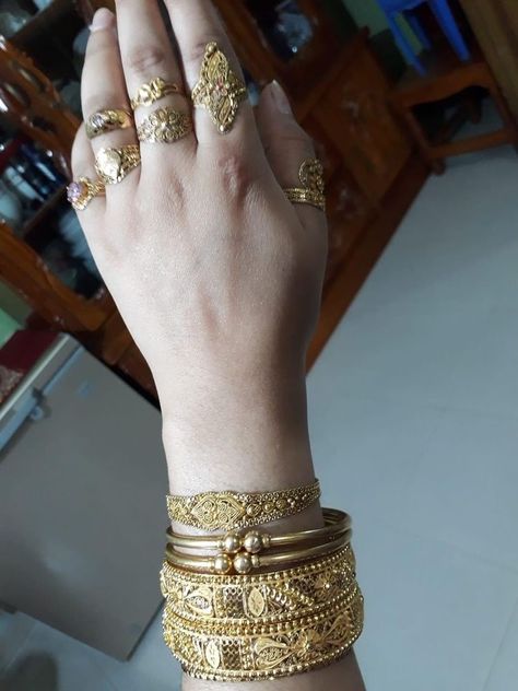 Arab Jewelry Traditional, Vietnamese Jewelry Traditional, Middle Eastern Jewelry Aesthetic, Arabian Jewelry Gold, Middle Eastern Gold Jewelry, Hold Jewelry Aesthetic, Desi Jewelry Aesthetic, Hoochiemama Aesthetic Outfit, Asian Gold Jewelry