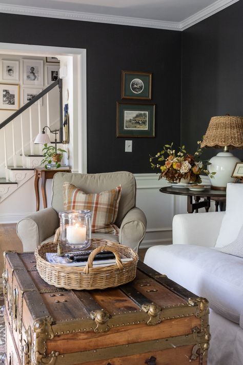 Traditional Farmhouse Decor Living Room, Living Room Inspo Family, Styling Round Side Table, Classic Cottage Living Room, Family Room Design Cozy Fireplace, Antique Family Room, Front Den Room Ideas, Grandpa Chic Living Room, Formal Family Room Ideas