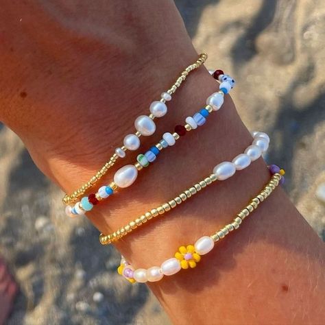 Preppy Jewelry, Diy Collier, Diy Bracelet Designs, Beads Bracelet Design, Jewelry Accessories Ideas, Summer Bracelets, Homemade Jewelry, Stacked Jewelry, Jewelry Lookbook