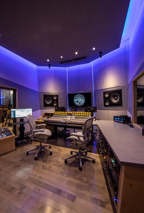 Hybe Recording Studio, Producer Room Aesthetic, Vintage Music Room Aesthetic, Modern Music Studio, Studio Room Design, Recording Room, Music Studio Design, Music Studio Decor, Music Room Design