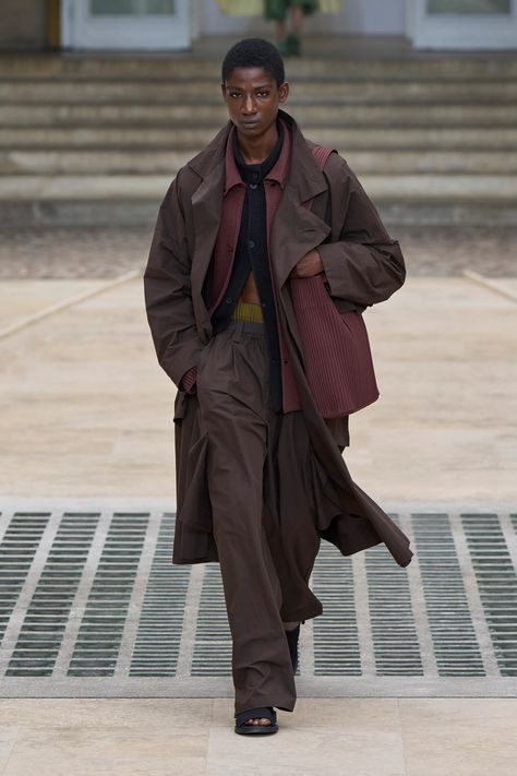 Paris Fashion Week Men, Issey Miyake Men, Mens Accessories Fashion, Fashion Show Collection, Colourful Outfits, Issey Miyake, Fashion Week Spring, Preppy Style, Paris Fashion