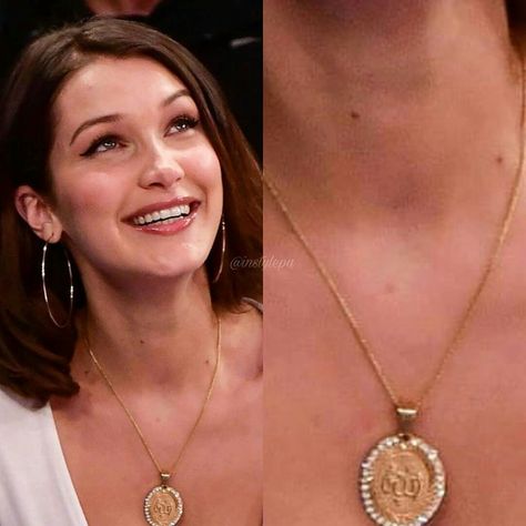 #Bellahadid looking effortlessly flawless with minimal makeup look, She kept her Jewellery on the minimal side also and wore this elegant Allah Medallion Necklace @bylolitajewelry 😍💕 @lolitajewelry @bellahadid -. AsMa Mujeer Hailey Bieber Necklace, Bella Hadid Jewelry, Arabic Necklace Aesthetic, Bella Hadid Necklace, Hailey Beiber Necklace, Messika Jewelry Necklaces, Allah Necklace Gold, Allah Necklace, Kids Jewellery