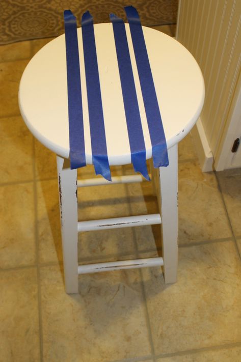 Painting Wooden Stools Ideas, Diy Painted Bar Stools, Painting Bar Stools Ideas, Wood Bar Stools Makeover, Refurbish Bar Stools, Painted Bar Stools Ideas, Wooden Stool Paint Ideas, Repurpose Bar Stool Ideas, Painting Bar Stools