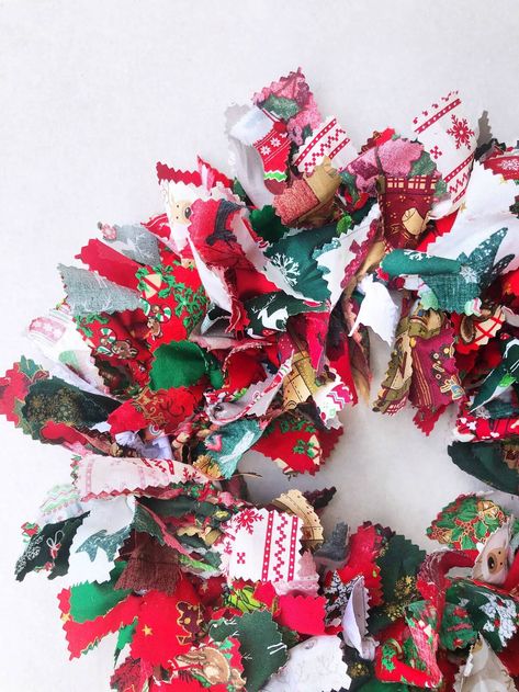 Rag Wreath Close Up Christmas Rag Garland Diy, Christmas Fabric Wreath, Christmas Rag Wreath Ideas, Rag Wreath Ideas, Christmas Rag Wreath, Rag Wreath Tutorial, Rag Garland, Fabric Wreath, Rag Wreath