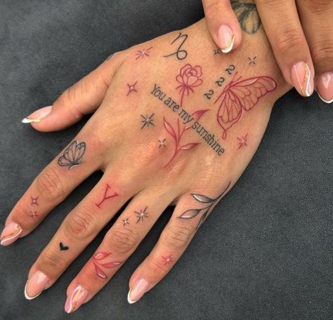 Side Hand Tattoos, Knuckle Tattoos, Hand And Finger Tattoos, Pretty Hand Tattoos, Cool Tattoo, Tattoos For Black Skin, Red Ink Tattoos, Hand Tattoos For Women, Wrist Tattoos For Women