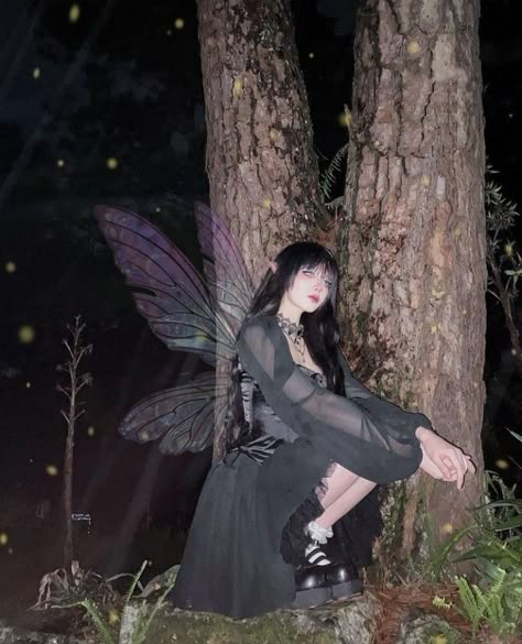 Goth Fairy Outfit, Fairy Goth Outfit, Dark Fairy Outfit, Aesthetic Goth Outfit, Faerie Goth, Dark Fairy Makeup, Fairy Costume Aesthetic, Dark Fairy Costume, Fae Costume