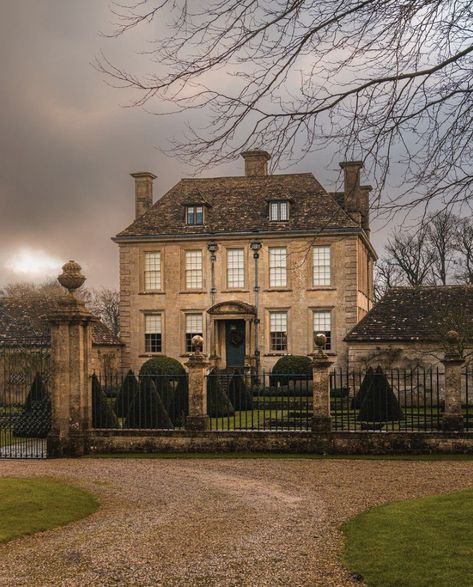 English Manor Houses Country Estate, Manor Exterior, Country House Exterior, Georgian Mansion, Mansion Exterior, English Manor Houses, Cathedral Architecture, Countryside House, Georgian Homes