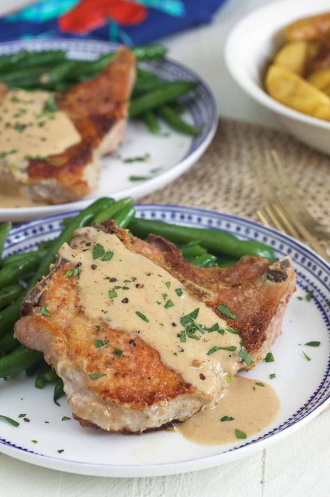 Pan Fried Pork Chops with Country Gravy Pork Chops With Bread Crumbs, Pork Medallion Recipes, Fried Pork Chop Recipes, Pan Fried Pork Chops, Parmesan Crusted Pork Chops, Pork Entrees, Pork Chops And Gravy, Country Gravy, Apple Pork Chops