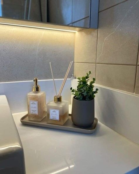 Wc Decoration, Bathroom Counter Decor, Bathroom Decor Themes, Bathroom Decor Luxury, Restroom Decor, Bad Inspiration, Bathroom Decor Apartment, Counter Decor, Bathroom Tray